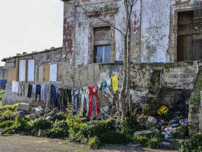 Da un lato sono stesi panni su una corda